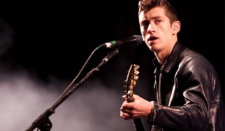 Ο Alex Turner βρίσκει αναλογίες στη μουσική των Arctic Monkeys και κωμικούς όπως ο Louis CK και ο George Carlin