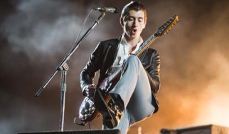 Ο Alex Turner (Arctic Monkeys) παίζει νέο κομμάτι με τους Mini Mansions (video)