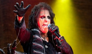 Ο Alice Cooper τιμά τους μεγάλους καλλιτέχνες που «έφυγαν» στα 70s στο Halloween show του στο Λονδίνο