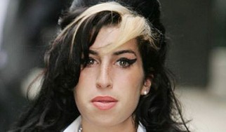 «Εκτός ελέγχου» ο εθισμός της Amy Winehouse στο ποτό