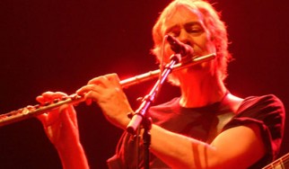 Εκτός κινδύνου οριστικά ο Latimer / Νέο album για τους Camel;