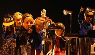 Ο αστέρας του Breaking Bad, Aaron Paul, ντύνεται ...Arcade Fire στο Coachella