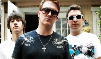 Παρέα επί σκηνής Arctic Monkeys και Josh Homme