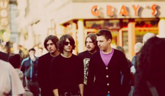 Οι Arctic Monkeys ερμηνεύουν ένα ολοκαίνουργιο τραγούδι τους