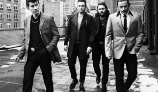 Arctic Monkeys: Εκτελεσάρα "R U Mine?", νοτιοαμερικάνικο ντοκιμαντέρ και μια βόλτα στην παραλία