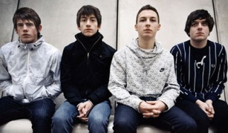 Από το εξώφυλλο των Arctic Monkeys στο… μικρόφωνο