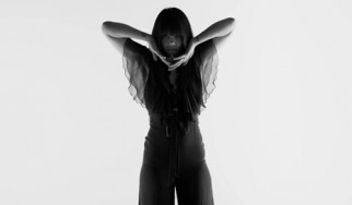 Η Bat For Lashes συνεργάζεται με τον John Metcalfe στο "Just Let Go" (audio)