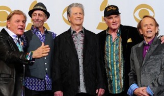 Ο Mike Love απολύει τρία μέλη των The Beach Boys