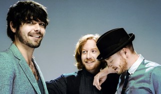Biffy Clyro: «Ο Robbie Williams μας κάλεσε να παίξουμε μπάλα σπίτι του και να συμμετάσχουμε στο νέο του CD»