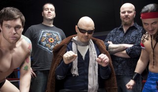Ο Billy Corgan «ντύνει» μουσικά show πάλης
