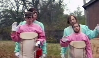 Δεύτερο, αλλόκοτο βίντεο για το "Gold On The Ceiling" των The Black Keys