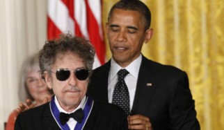 Ο Barack Obama αποδίδει φόρο τιμής στον Bob Dylan στον Λευκό Οίκο