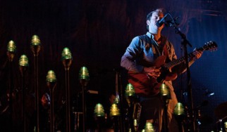 Οι Bon Iver διασκευάζουν το "Ophelia" εις μνήμην του Levon Helm (The Band)