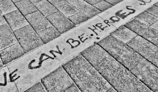 Πρώην μέλη των Iron Maiden, Black Sabbath και Guns N’ Roses διασκευάζουν David Bowie για τα θύματα στο Παρίσι