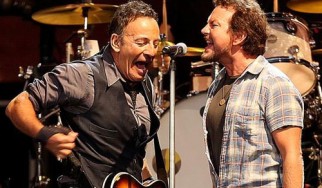 Bruce Springsteen, Eddie Vedder και Tom Morello διασκευάζουν το "Highway To Hell" (video)