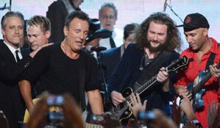 Ακούστε τον Neil Young και τον Elton John να διασκευάζουν Bruce Springsteen για την τελετή MusiCares Person of the Year