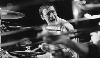 Ο Bruce Dickinson επί σκηνής με τους Ian Paice και Gavin Harrison, εις μνήμην του Buddy Rich