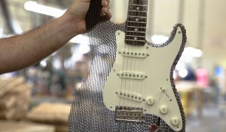 Μια Fender Stratocaster ακούγεται υπέροχα, ακόμα κι αν είναι από χαρτόνι!