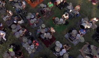 Χίλιοι άνθρωποι παίζουν το "Learn To Fly" για να προσκαλέσουν τους Foo Fighters στην Ιταλία (video)