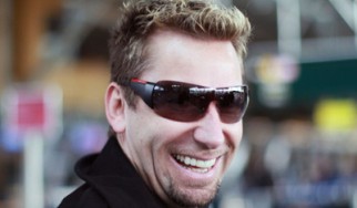 Backstage πλάκα που περιλαμβάνει τον Chad Kroeger (Nickelback) και τα ...γεννητικά όργανα ενός από τους τεχνικούς της μπάντας