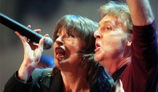 Η Chrissie Hynde διασκευάζει το "Let It Be"