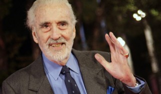 Christopher Lee, για καλά και metal Χριστούγεννα!