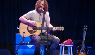 Ο Chris Cornell ερμηνεύει τα "One" των U2 και των Metallica ...ταυτοχρόνως