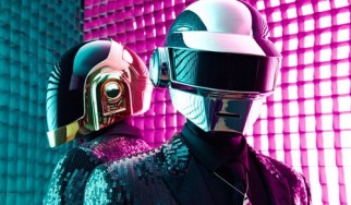 Ο Thomas Bangalter των Daft Punk κάνει εμφάνιση-αστραπή χωρίς τη μάσκα του (video)