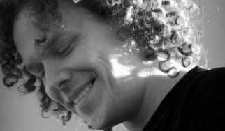 Ο Daniel Cavanagh επιστρέφει στην Ελλάδα για έξι συναυλίες