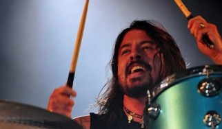 O Dave Grohl αναλαμβάνει χρέη drummer σε συναυλία των Cage The Elephant