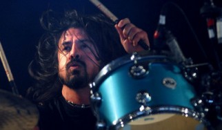 Δείτε τους Dave Grohl και Pat Smear των Foo Fighters επί σκηνής με τον Eddie Vedder