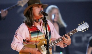 Ο Dickey Betts ανεβαίνει επί σκηνής με τους Tedeschi Trucks Band