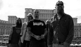 Δείτε τον Phil Anselmo να παλεύει επί σκηνής με τα υπόλοιπα μέλη των Down