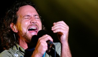 Οι Kings Of Leon επί σκηνής με τον Eddie Vedder (Pearl Jam)