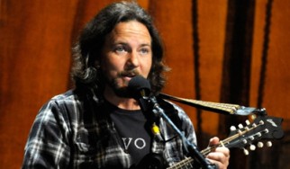 Ο Eddie Vedder (Pearl Jam) παίρνει ξανά το ukulele του