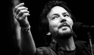 Οι Pearl Jam γιορτάζουν τα γενέθλια του Lennon με 2 διασκευές (video)