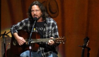 Επισημοποιήθηκε το «γιουκαλίλι» του Eddie Vedder