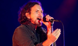 Ο Eddie Vedder ερμηνεύει σε εκδήλωση για την στήριξη του Barack Obama