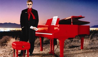 O Elton John γιορτάζει στο Madison Square Garden της Νέας Υόρκης τα 60α του γενέθλια