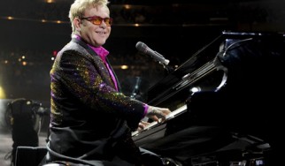 Ο Elton John καταδικάζει τον νόμο του ρωσικού κράτους εναντίον των ομοφυλόφιλων σε συναυλία του στη Μόσχα
