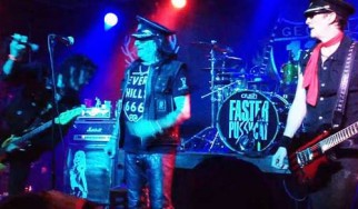 Ο μπασίστας των Faster Pussycat καταρρέει στη σκηνή (video)