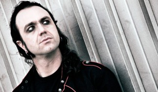 Ο τραγουδιστής των Moonspell φωτογραφήθηκε με τακούνια!