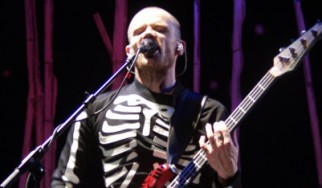 Flea (Red Hot Chili Peppers): «Η καριέρα μας είναι μια σειρά από ζωές, θανάτους και αναγεννήσεις»