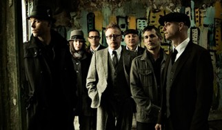 Πλησιάζουν οι δύο συναυλίες των Flogging Molly στη χώρα μας. Γνωρίστε από κοντά το συγκρότημα!