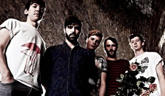 Οι Foals δίνουν στη δημοσιότητα το ωμό, αιματηρό video του "Late Night"