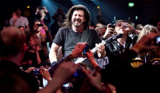 Ο Dave Grohl έδιωξε οπαδό από συναυλία των Foo Fighters