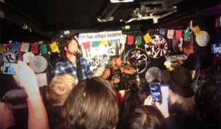 Συναυλία - έκπληξη από τους Foo Fighters σε πιτσαρία