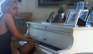 Η Lady Gaga στο πιάνο του John Lennon