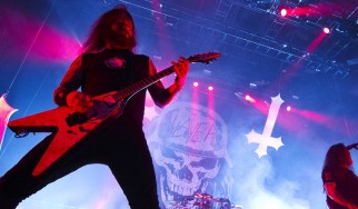 O Gary Holt έβαψε κιθάρα με το αίμα του!