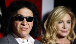 Ο Gene Simmons πουλάει merchandise από το γάμο του